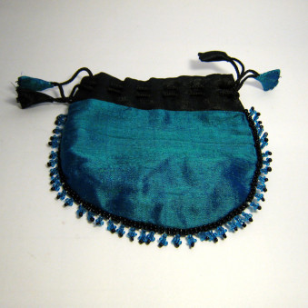 Schmuck-Täschli jewelery bag with glass beads richly embroidered all over the edge, medium size raw silk with cotton / viscose lining, closure ribbon with hand-sewn shavings, fair trade from Nepal