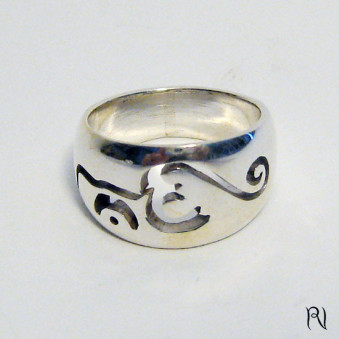 Finger ring ring with OM in openwork font